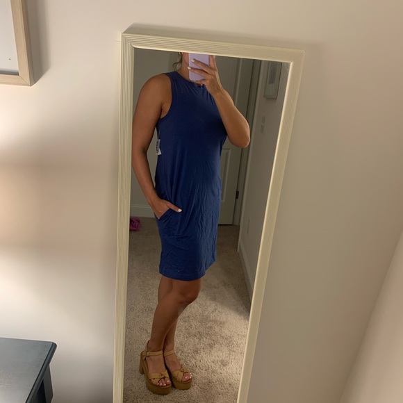 Old Navy sleeveless t-shirt dress with pockets - Picture 2 of 3